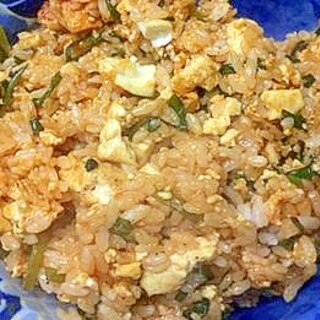 豆腐とニラのゴマ油ケチャップチャーハン